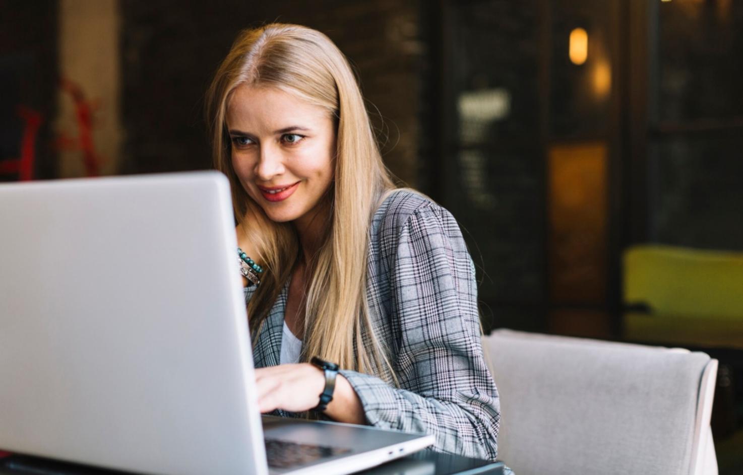 SEO-Analysedaten auf mehreren Monitoren